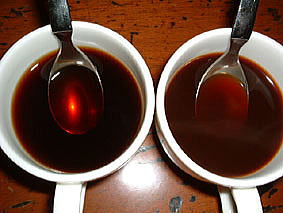 澄んだコーヒーと濁ったコーヒーの色の違い